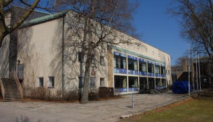Sporthallen i Halmstad- byggd 195. VBP skapade bland annat mosaiken som ramade in entrépartiet.